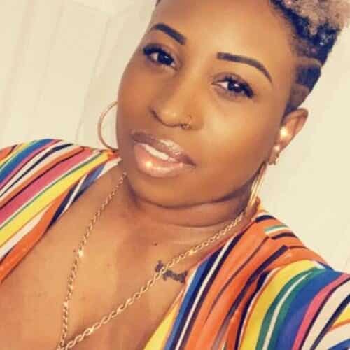 Une chaude femme qui aime profiter